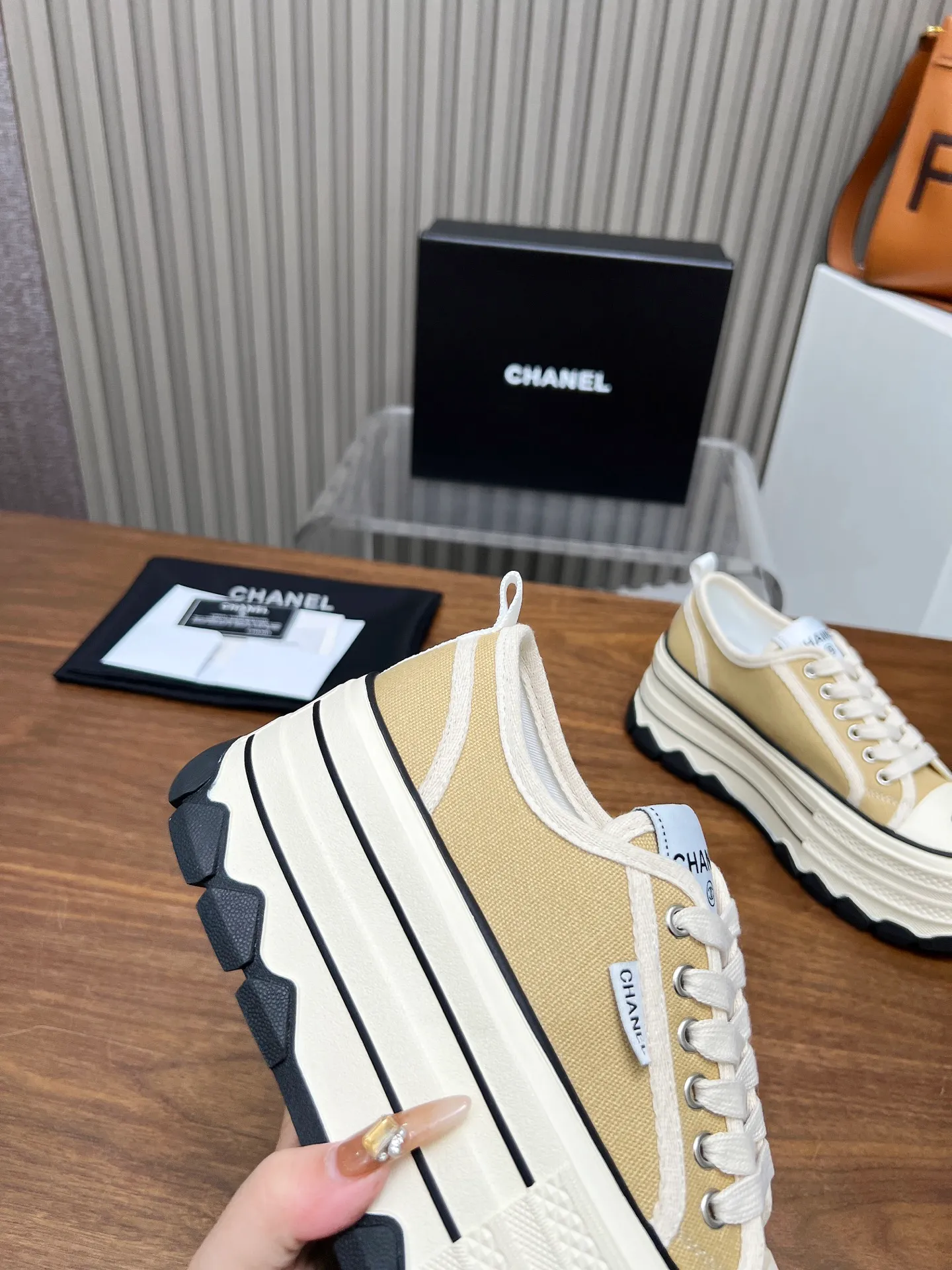 👟👟Ex-factory price 460👟👟 Top version, original quality! ! ! Chanel Chanel - 2025 biscuit shoes, the top casual sports shoes in the counter. This classic design; the style of the upper is made of various craftsmanship; the outsole is fashionable and sporty; the unusual inclusion of a variety of color matching elements... The diversified mix and match is very beautiful and versatile, casual, fashionable, sports and outdoor can be taken into account... ꫛꫀꪝ Go➫ Material: ❶Upper made of: original canvas ❷Inside made of: sheepskin ❸Outsole based on: Original TPU combination outsole, counter quality packaging, complete set for women 35–40